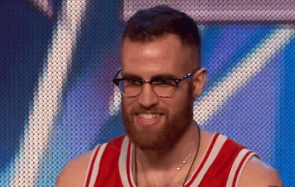 IZAŠAO JE PRED ŽIRI U ŠTIKLAMA I NBA DRESU: Sajmon mu odmah dao 